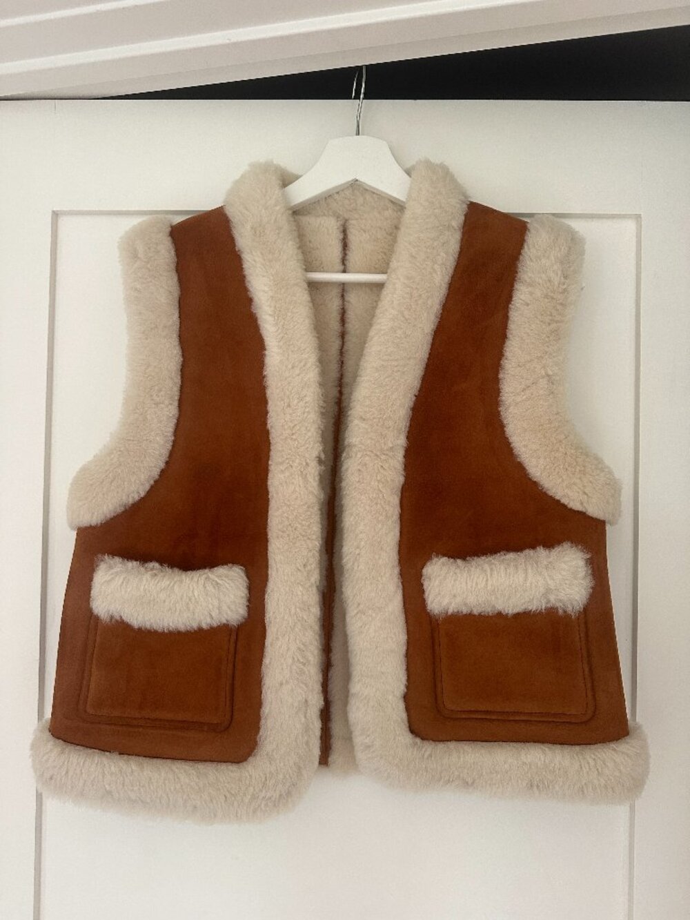 GANT 100% Genuine Shearling Lambskin Vest – Cognac & Cream – Size M